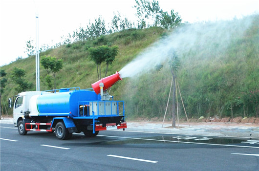 東風(fēng)5噸多利卡抑塵車(chē)霧炮車(chē)圖片