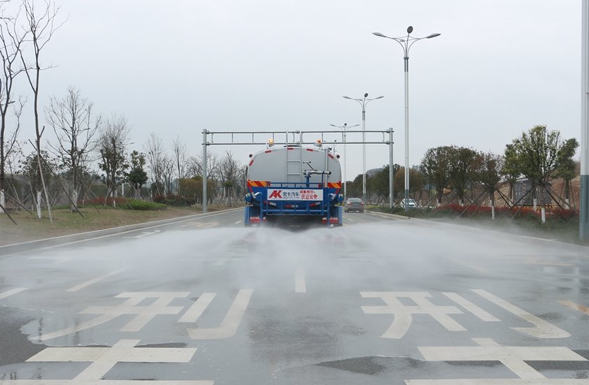 國(guó)六12方14方灑水車(chē)現(xiàn)車(chē)定制
