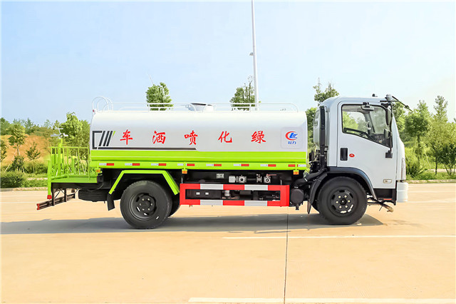 國(guó)六東風(fēng)福瑞卡灑水車圖片