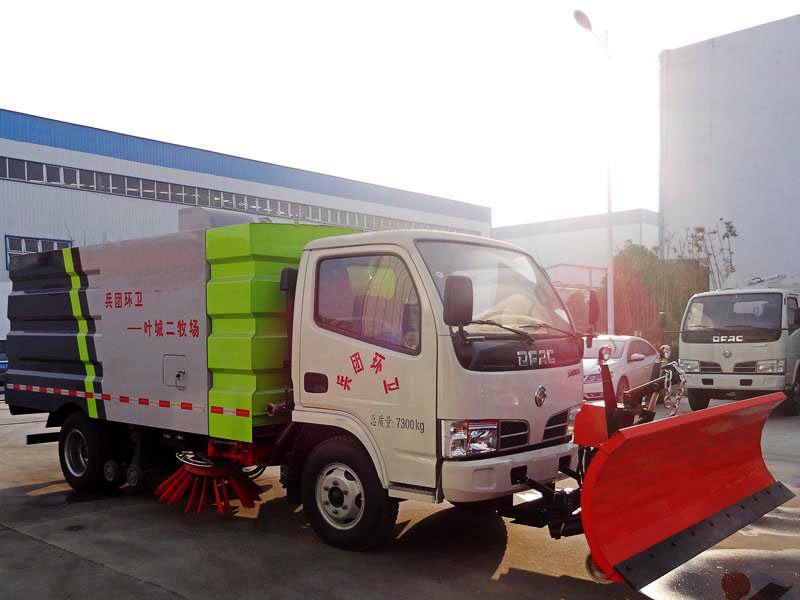 國五福瑞卡小型洗掃車左前側(cè)方圖