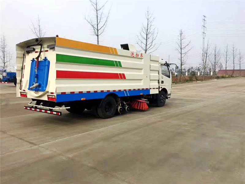 東風(fēng)大多利卡洗掃車后側(cè)方位圖