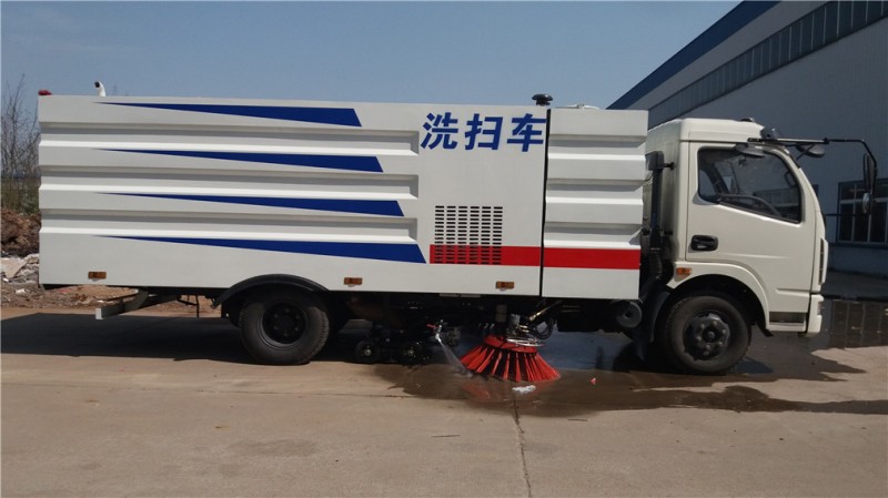 東風(fēng)大多利卡洗掃車正左側(cè)方位圖