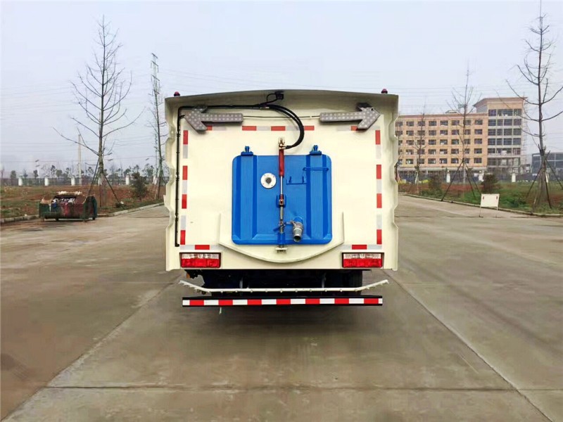 東風(fēng)大多利卡洗掃車(chē)正后方位圖