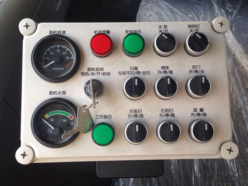 東風(fēng)大多利卡洗掃車(chē)細(xì)節(jié)4