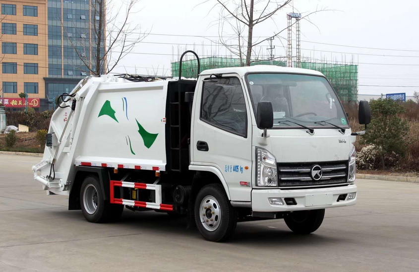 6方垃圾壓縮車參數(shù)支配翻斗到閉合位置，室內(nèi)，踩下離合器。