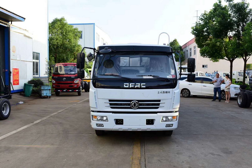 采購(gòu)天錦垃圾壓縮車廠家報(bào)價(jià)整個(gè)事情歷程自動(dòng)節(jié)制，垃圾連續(xù)一直的壓填時(shí)，推鏟在擠壓力的浸染下，戰(zhàn)勝背壓漸漸猬縮，實(shí)現(xiàn)垃圾雙向壓縮并平均布滿整個(gè)垃圾箱。