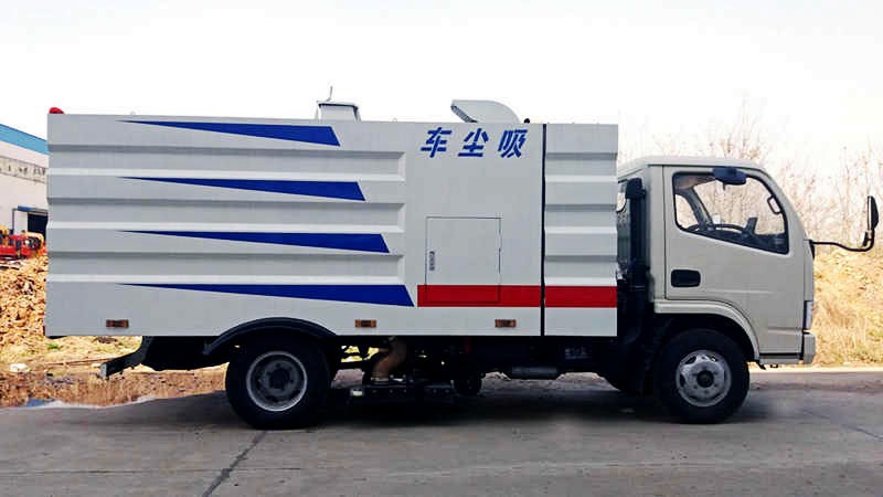 東風(fēng)小多利卡吸塵車正側(cè)方圖