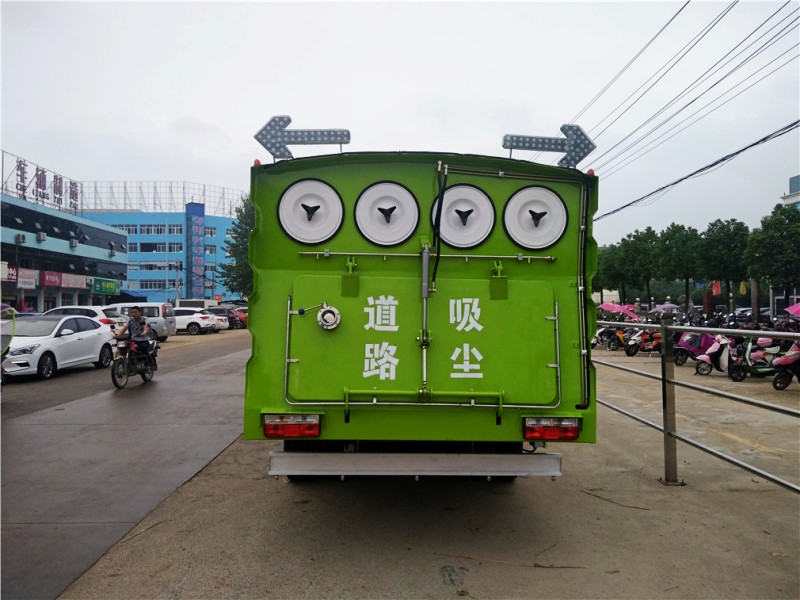 東風(fēng)大多利卡8方吸塵車尾部圖