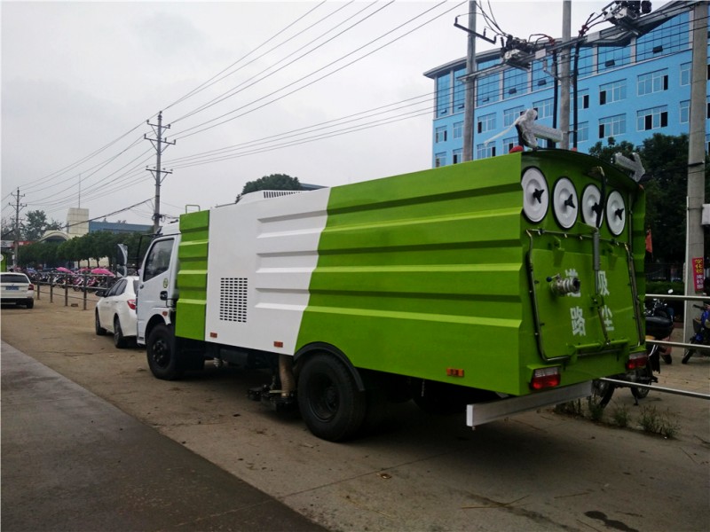 東風(fēng)大多利卡8方吸塵車左側(cè)方圖