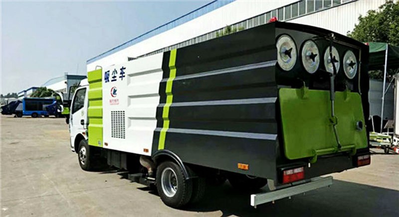東風(fēng)大多利卡8方吸塵車后側(cè)方圖
