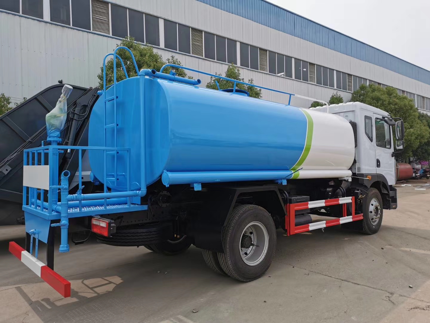精品東風(fēng)多利卡12噸灑水車(chē)在哪買(mǎi)？灑水車(chē)多少錢(qián)