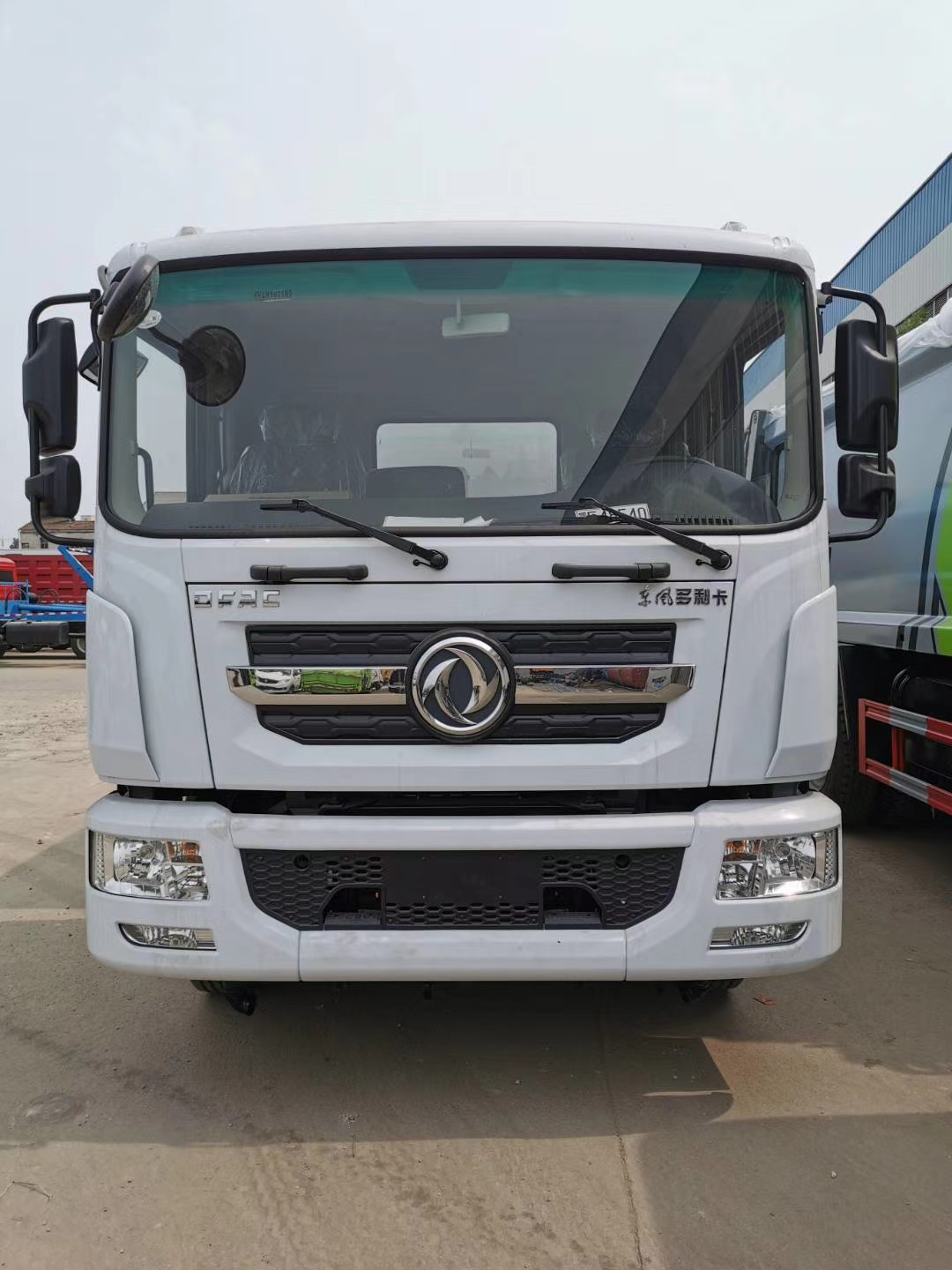 精品東風(fēng)多利卡12噸灑水車(chē)在哪買(mǎi)？灑水車(chē)多少錢(qián)