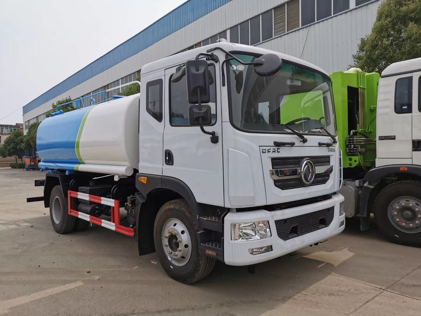 精品東風(fēng)多利卡12噸灑水車(chē)在哪買(mǎi)？灑水車(chē)多少錢(qián)