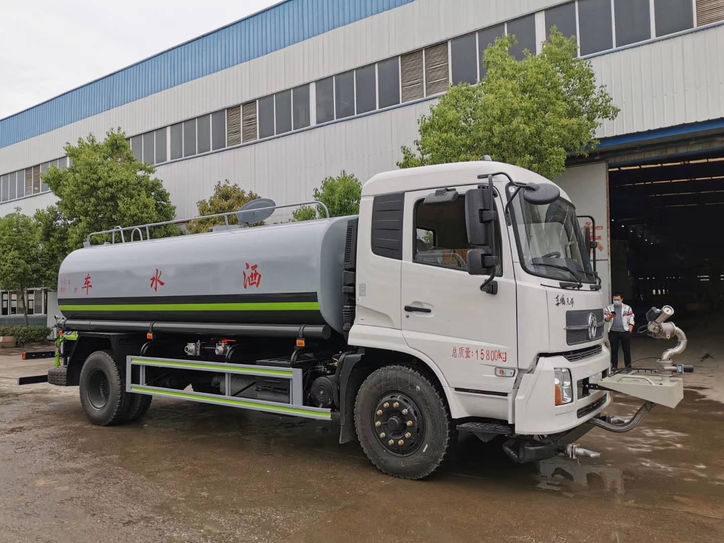 東風(fēng)天錦高性價比特價灑水車在哪買？灑水車多少錢？