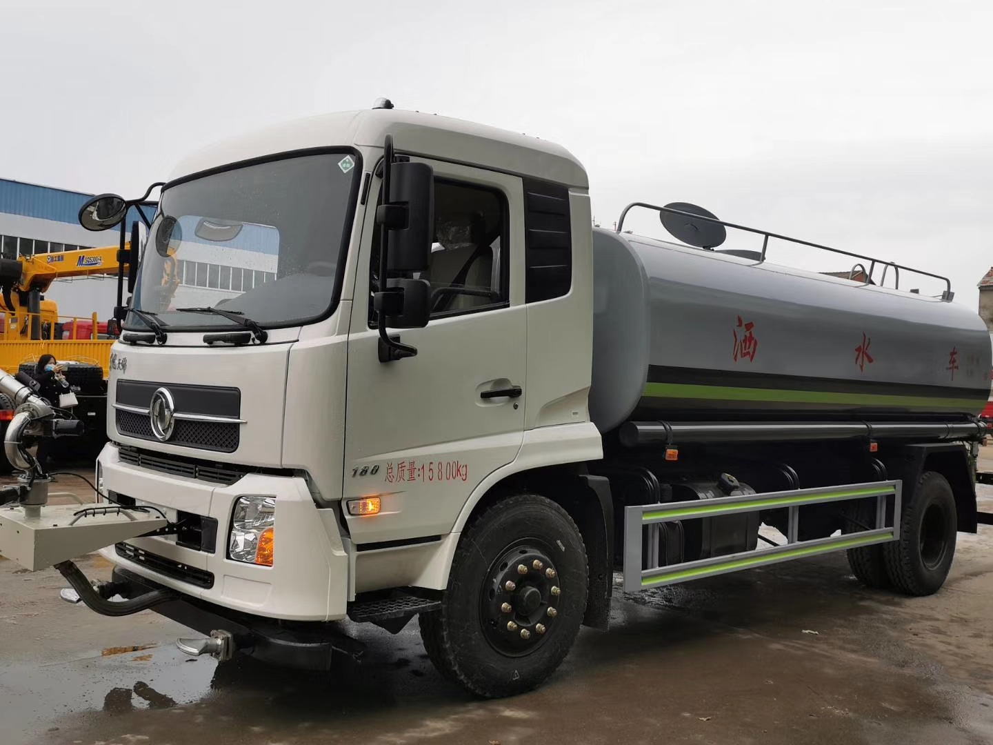 東風(fēng)天錦高性價比特價灑水車在哪買？灑水車多少錢？