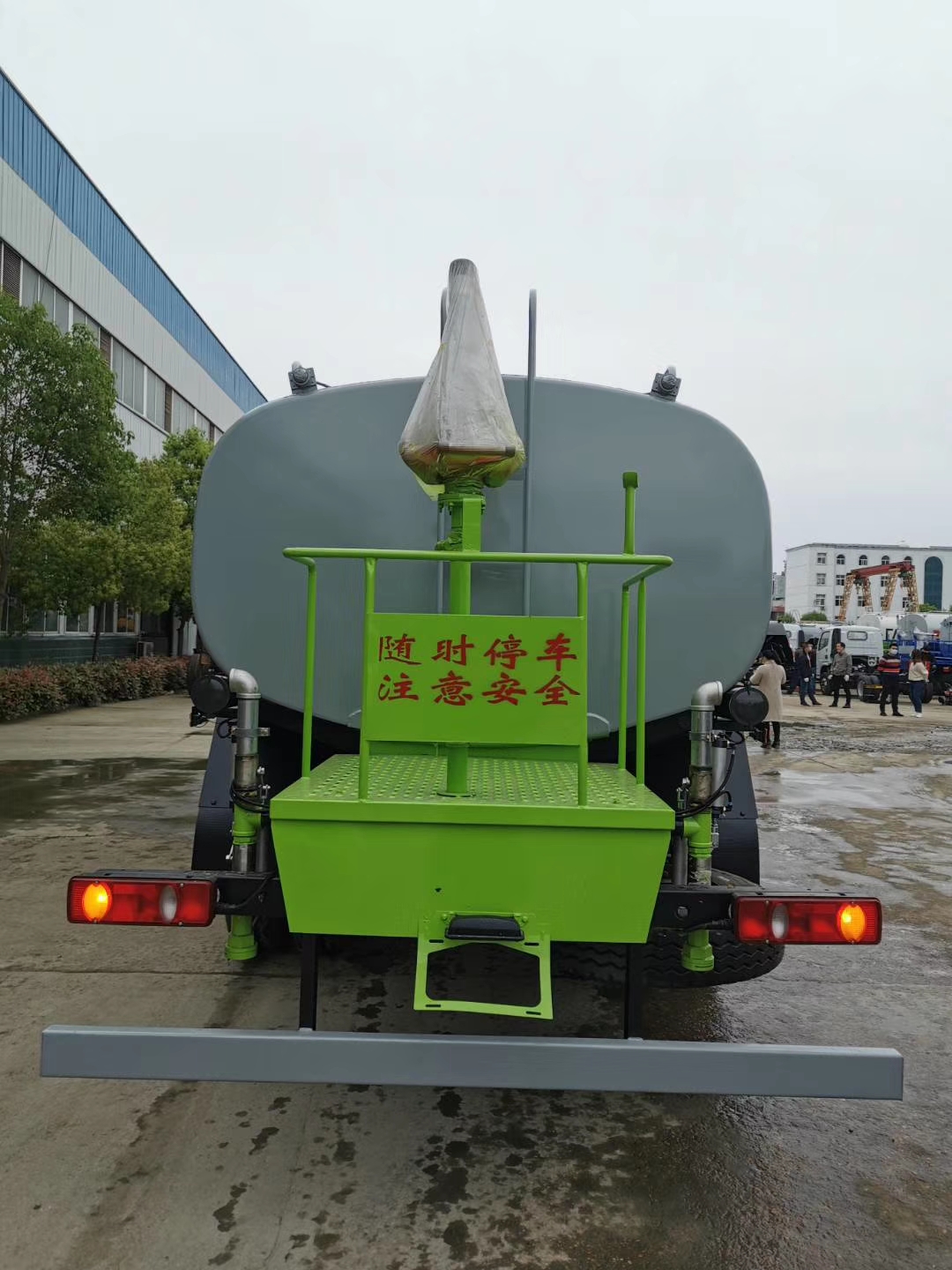 東風(fēng)天錦高性價比特價灑水車在哪買？灑水車多少錢？