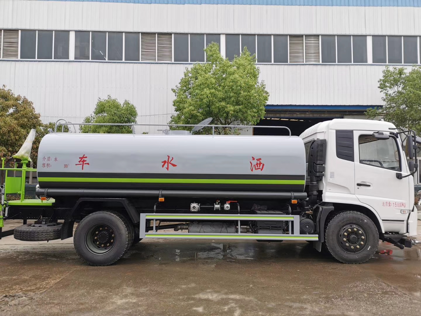 東風(fēng)天錦高性價比特價灑水車在哪買？灑水車多少錢？