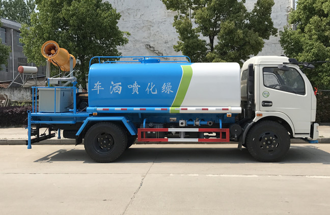 東風(fēng)多利卡8噸霧炮車側(cè)面
