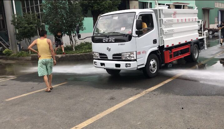 東風(fēng)藍(lán)牌5噸灑水車圖片