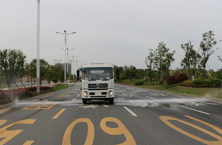 東風(fēng)天錦8噸掃路車加裝前沖灑水系統(tǒng)