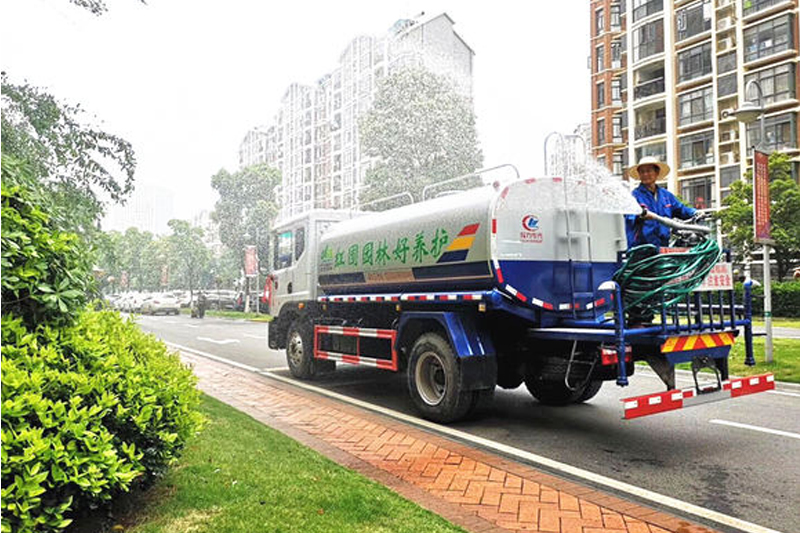 灑水車作業(yè)照片