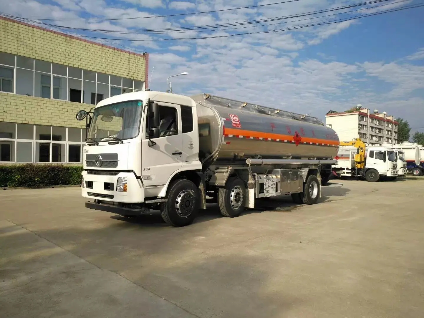 东风天锦小三轴不锈钢危化品运输化工车