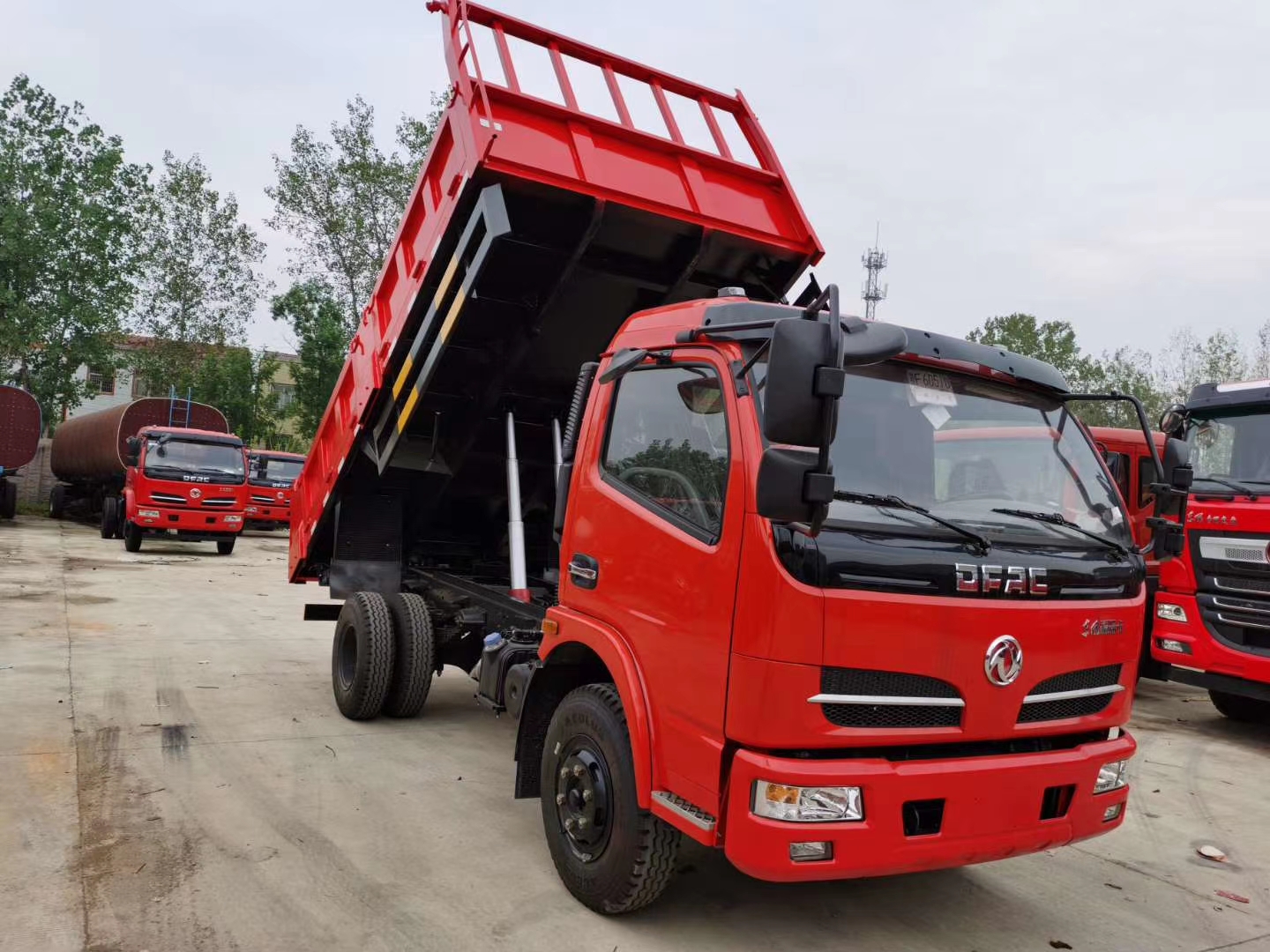 东风多利卡蓝牌自卸式垃圾车