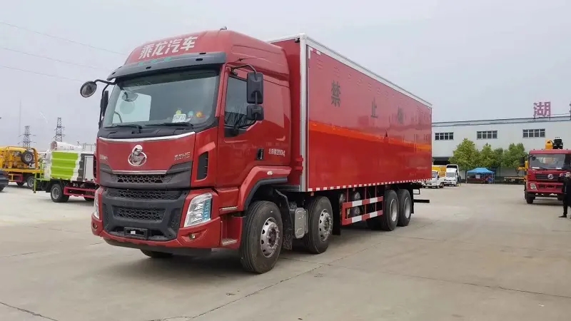 东风柳汽四轴9.4米危险品厢式运输车