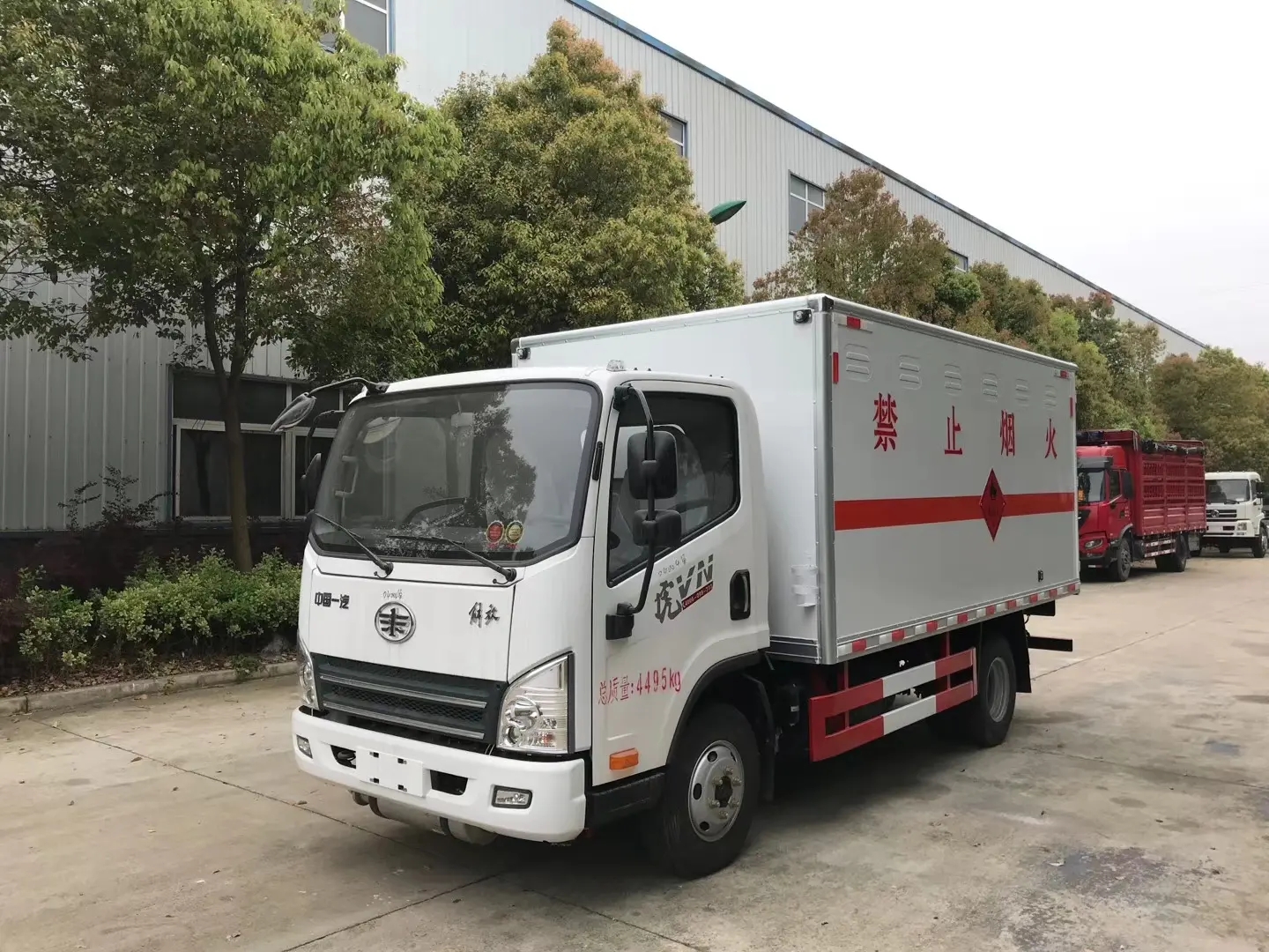 国六解放4.2米危险品厢式车