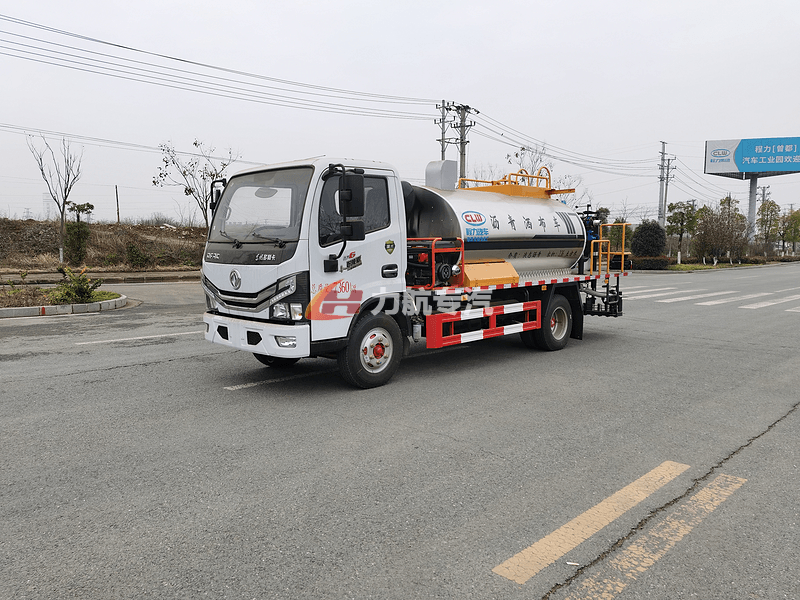 4.2立方智能型沥青撒布车图片