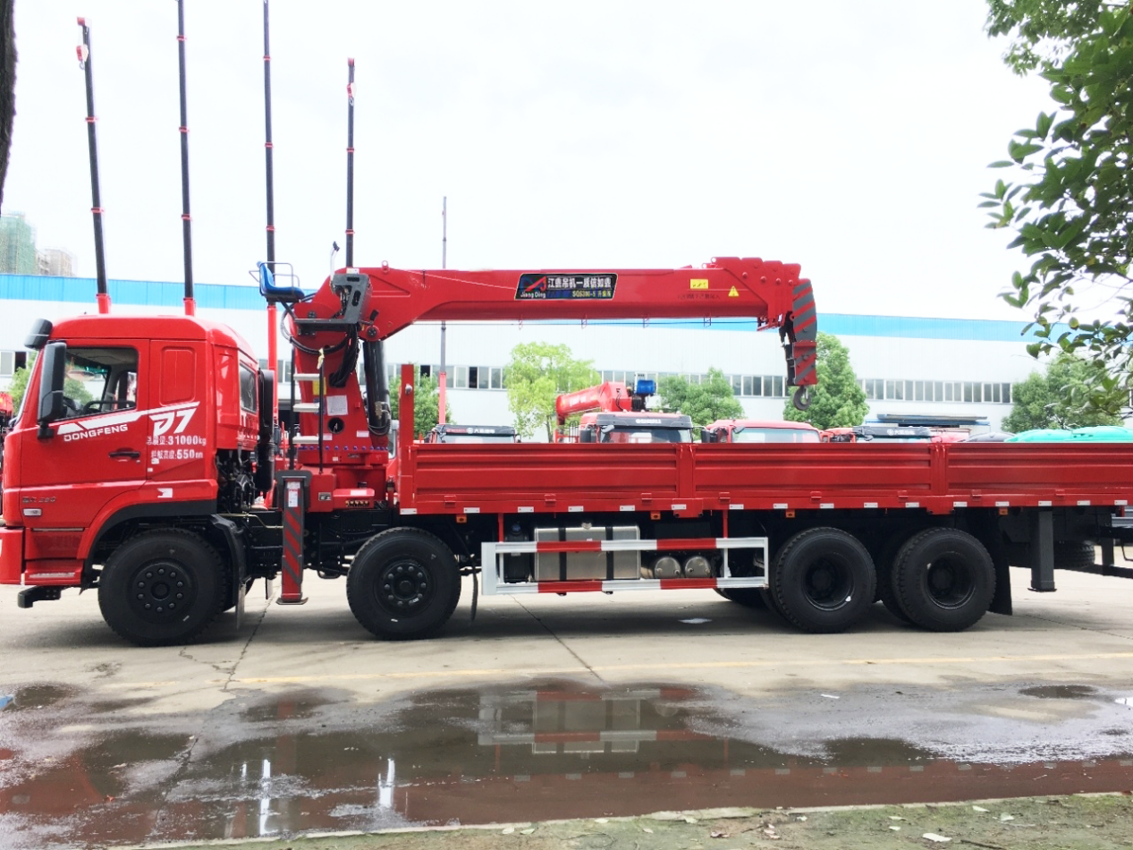 东风畅行D7前四后八随车吊