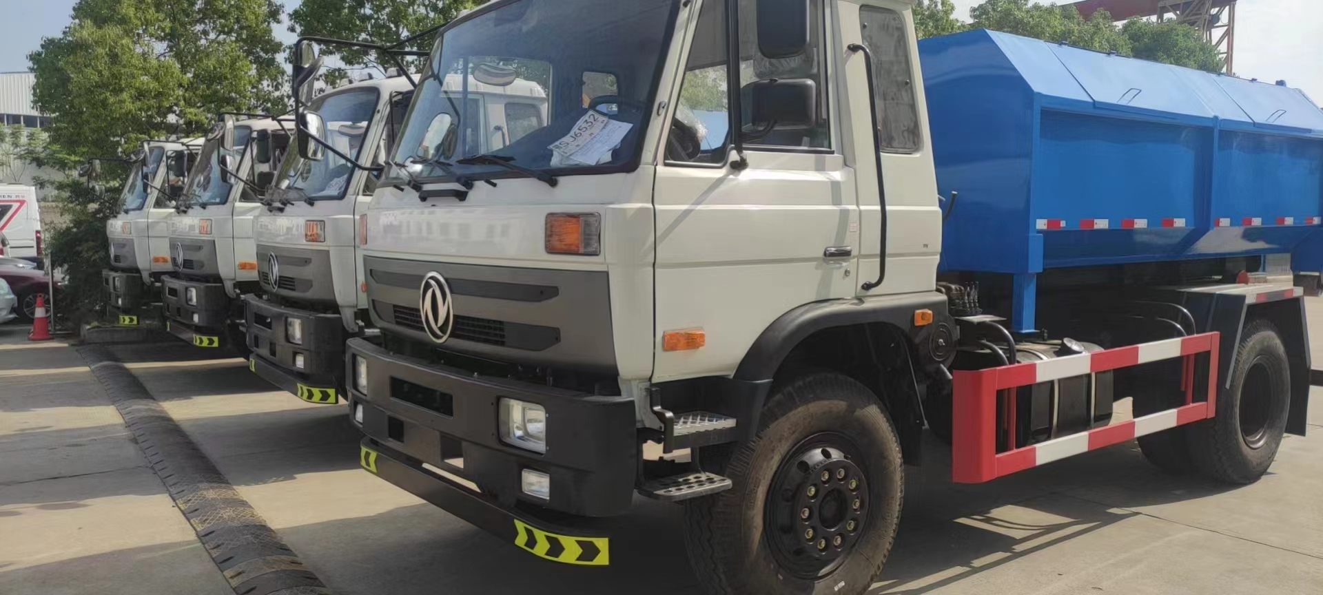 力航汽车网第一批出品垃圾车和油车发往蒙古国